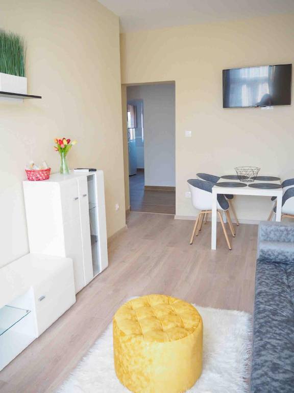 Holiday Apartmanház a belvárosra néző erkéllyel — photo 2