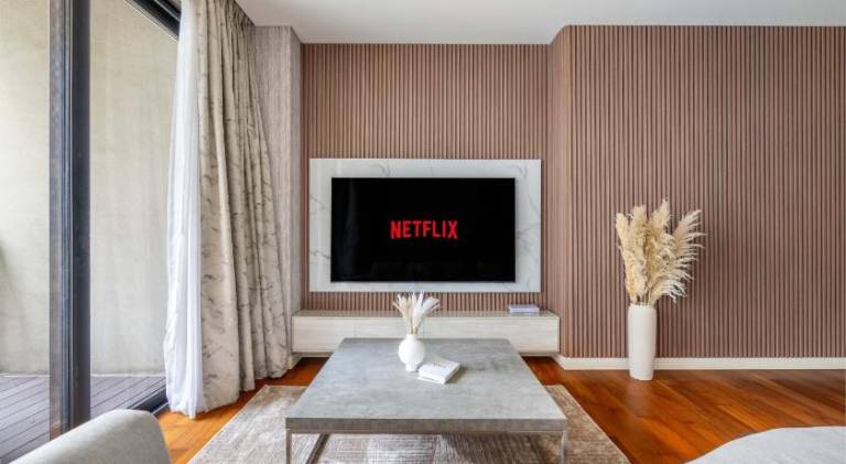 Apartment with terrace, yard & pool in Dubai