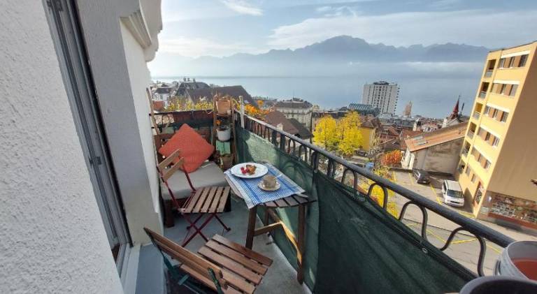 Inspiration room, lake, mountains, balcony in Montreux city center — photo 4