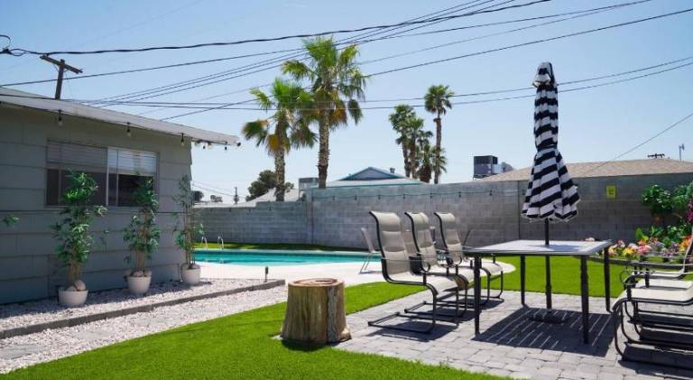 Vacation home with barbecue, hot tub & private pool — photo 4