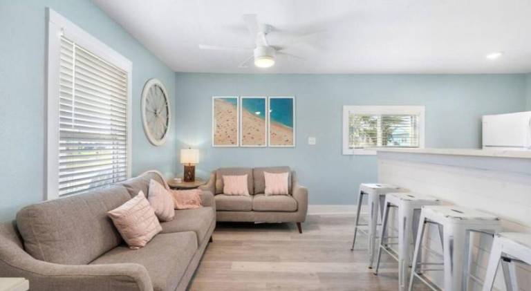 Cozy beach bungalow close to ocean with large yard — photo 3