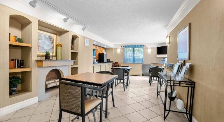 Howard Johnson by Wyndham Columbus Fort Moore — photo 5