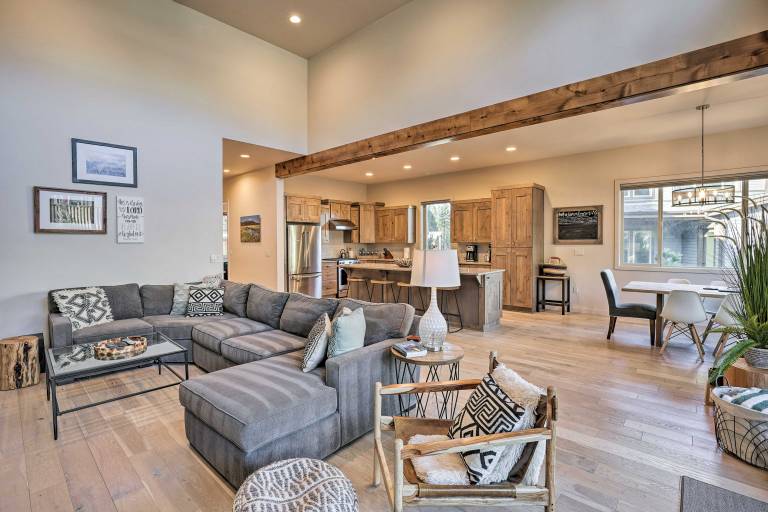 Luxury Mt Bachelor Retreat w/ Hot Tub & Patio — photo 4