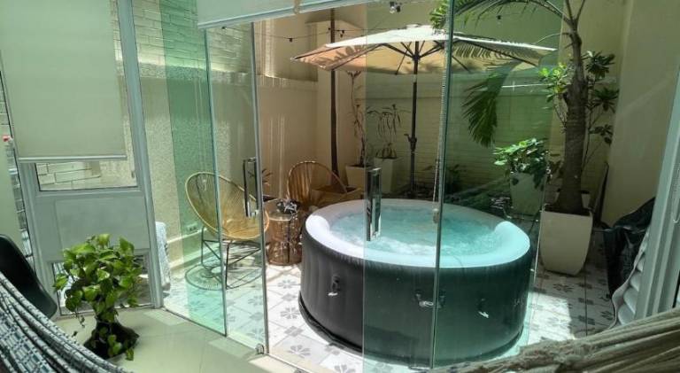 Apartment with yard | Next to Fort Copacabana in Leme