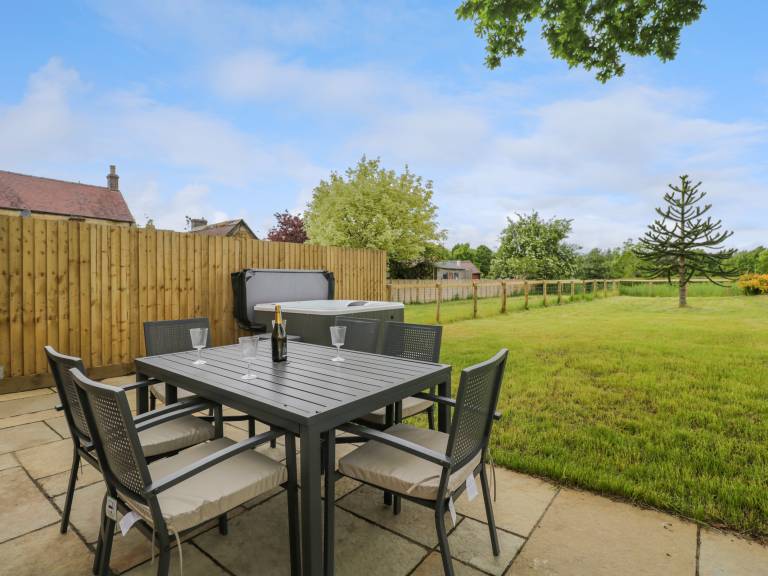 Cottage with jacuzzi & yard — photo 4