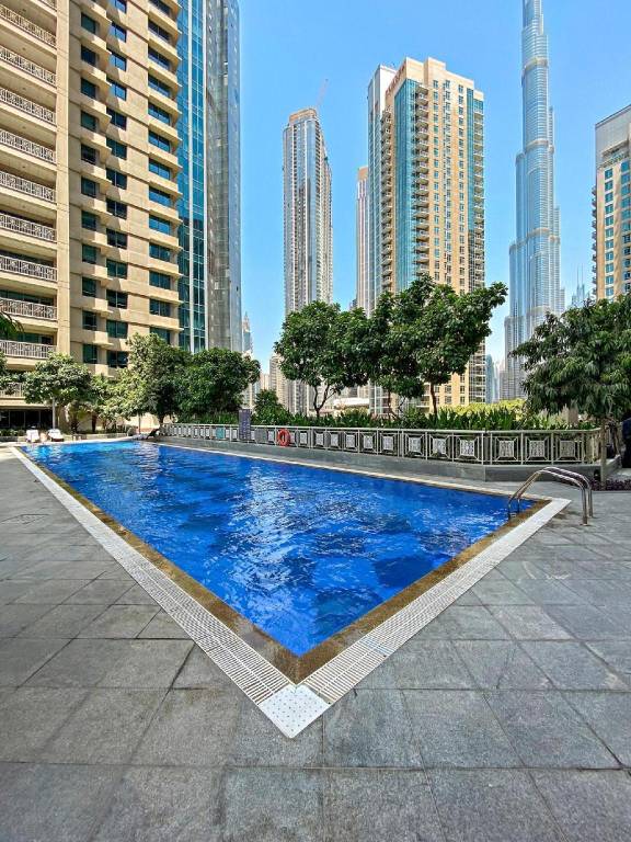 Fully equipped holiday apartment with pool, garden & barbeque | Near Burj Khalifa | Perfect for remote work | Pets allowed — photo 4