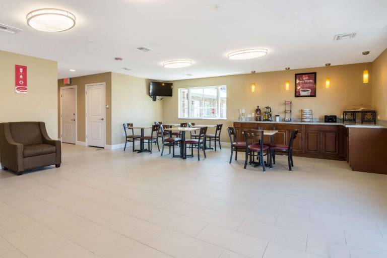 Econo Lodge Inn & Suites North Little Rock near Riverfront — photo 4