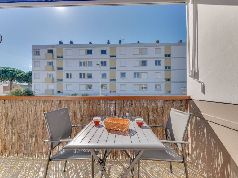 Holiday apartment with patio — photo 2