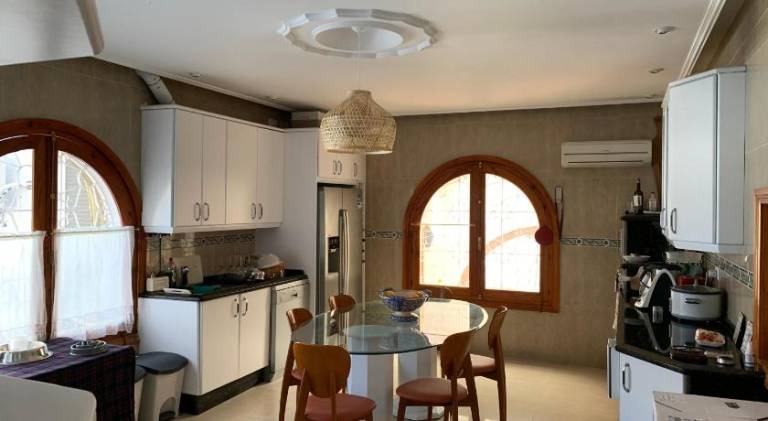 Villa with barbecue, patio & private pool — photo 4
