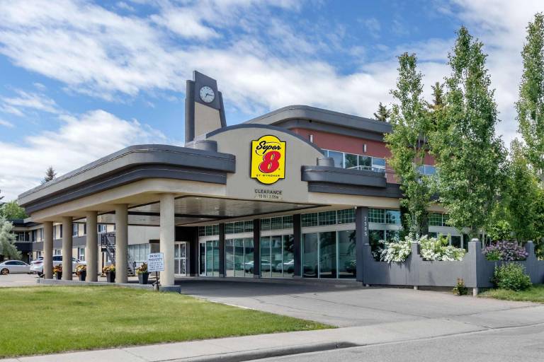 Super 8 by Wyndham Macleod Trail Calgary — photo 2