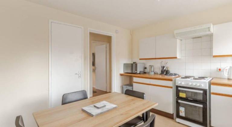 Cosy House- Sleeps 7 Centrally Located Free Parking, Fast WIFI Smart Tv with Sky and Netflix Busines — photo 4
