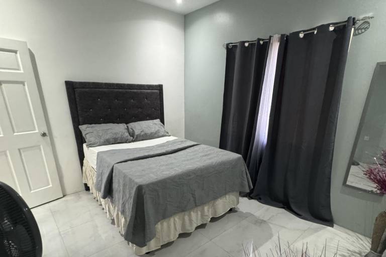 1 Bed Sleeps 4 Parking 5 Min to Beach