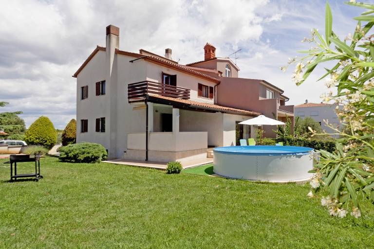 Vacation home with yard, barbeque & private pool in Pula