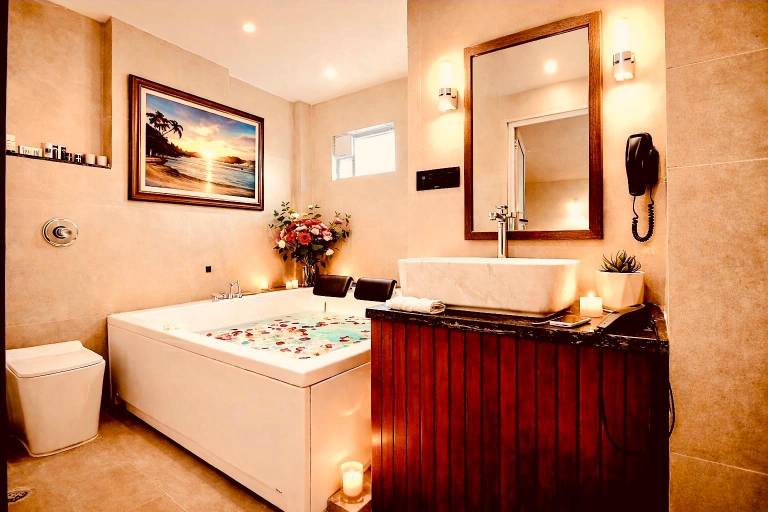Hotel Hemsa Connect – a Luxury Jacuzzi Stay — photo 4