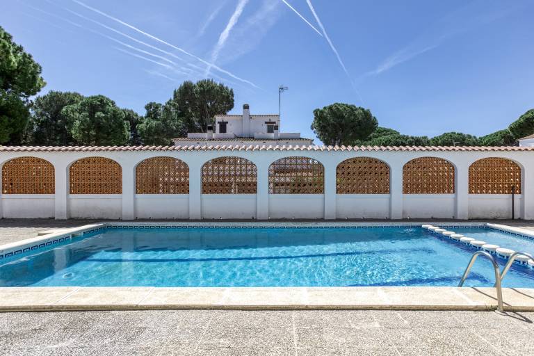 House with garden, fast internet & pool | Mountain view in L'Escala