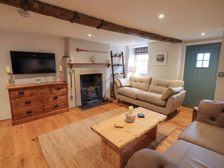 Cottage with yard & jacuzzi — photo 3