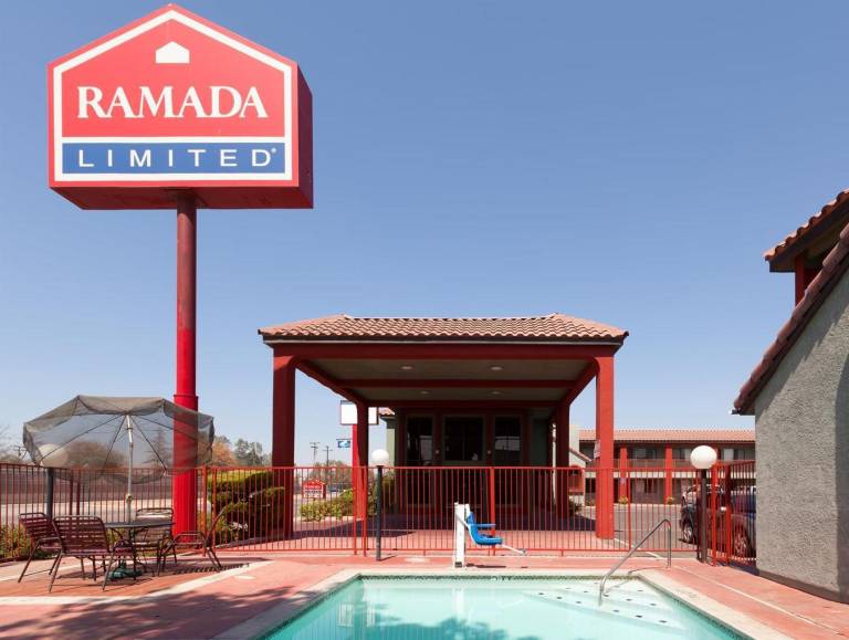 Americas Best Value Inn & Suites Bakersfield Central — photo 2