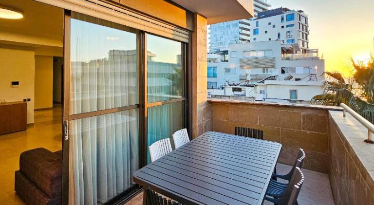Upscale Family Home with Balcony, Parking next to Beach by FeelHome in Tel Aviv