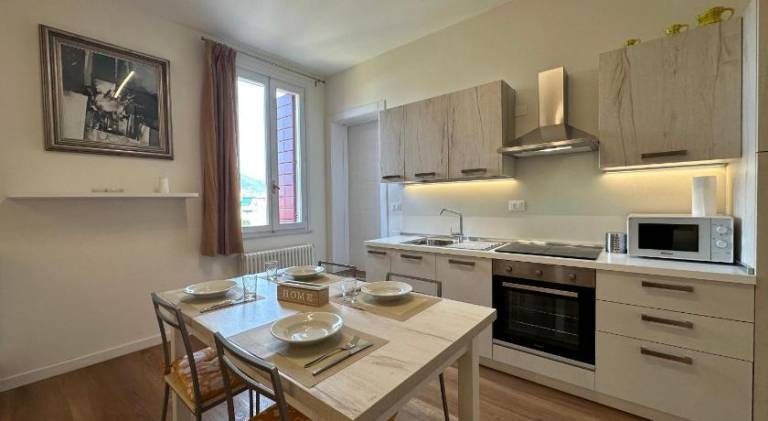 Serviced apartment with garden & patio — photo 2