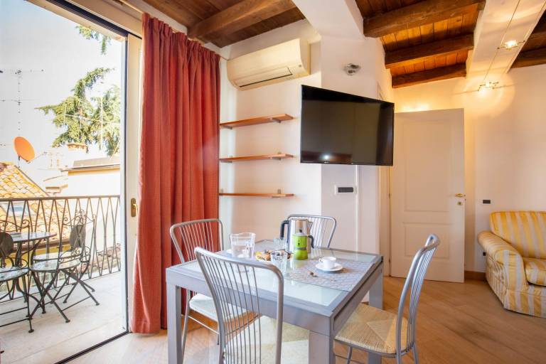 Fully equipped hostel with terrace | Close to Two Towers | Dogs allowed — photo 4