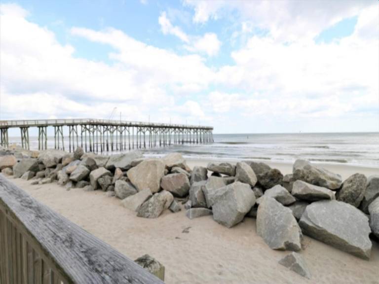 Child-friendly villa with terrace | Beach nearby | Pet-friendly in Carolina Beach, NC