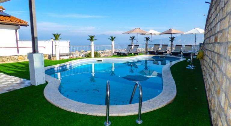 House with pool — photo 5