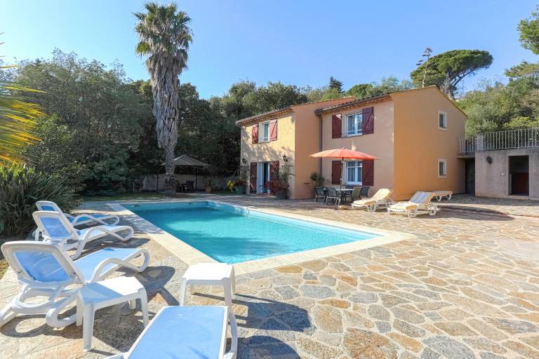 Vacation home with pool, garden & BBQ — photo 4