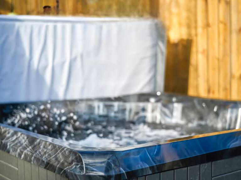 Cottage with hot tub, barbecue & yard | River view — photo 3