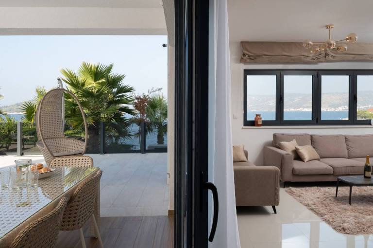 Villa with yard, patio & grill | Water view — photo 4