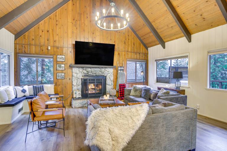 Cozy & Chic Lake Arrowhead Cabin w/ Deck! — photo 4