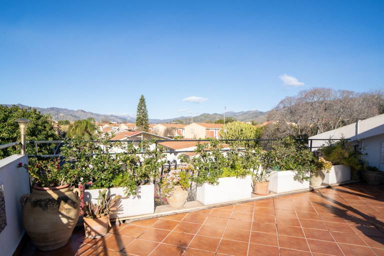 Fully equipped rental apartment with grill, fast internet & patio | City view | Close to the beach | Pets are welcome — photo 4