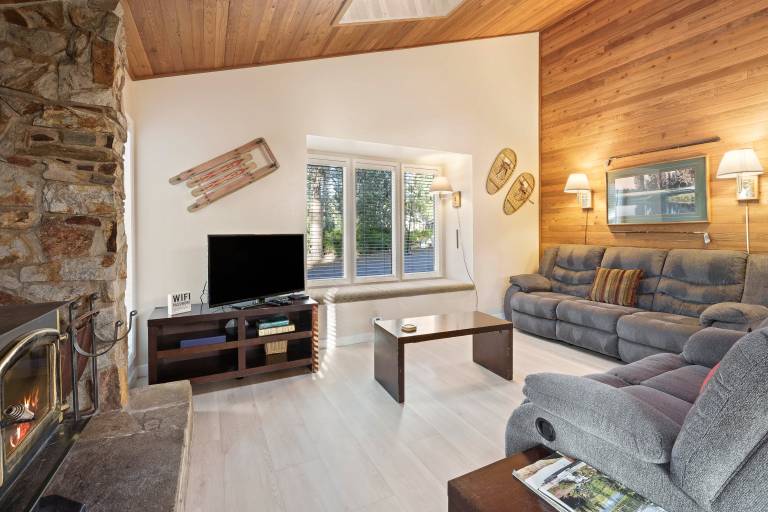 Vacation home with hot tub & pool — photo 3