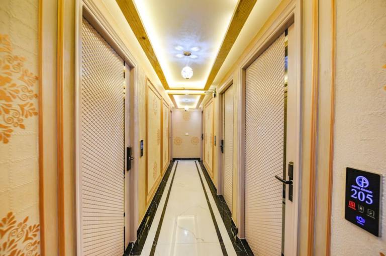 Fabhotel Grand Palazzo