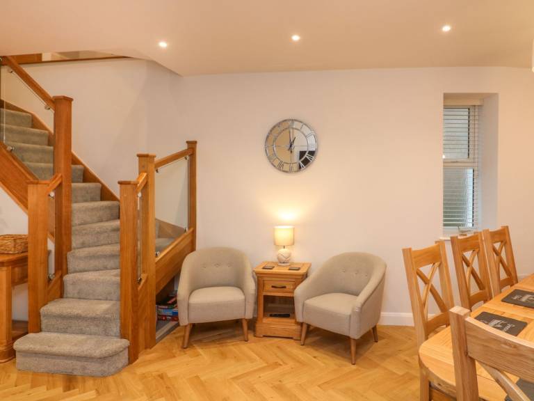 Cottage with garden — photo 4