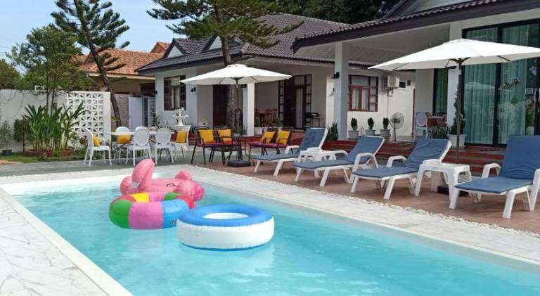 Villa with jacuzzi & pool in Phetchaburi
