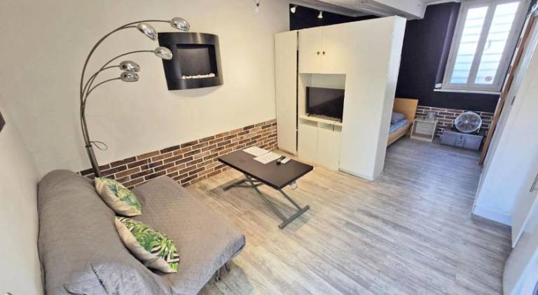 Apartment with patio — photo 2