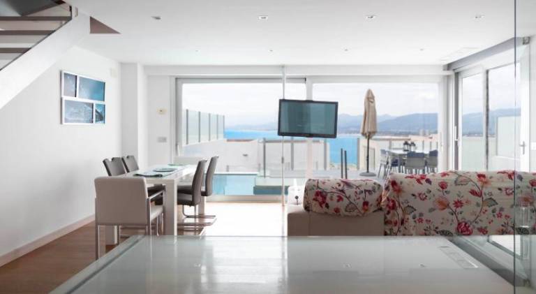 Vacation home with grill, terrace & private pool — photo 2