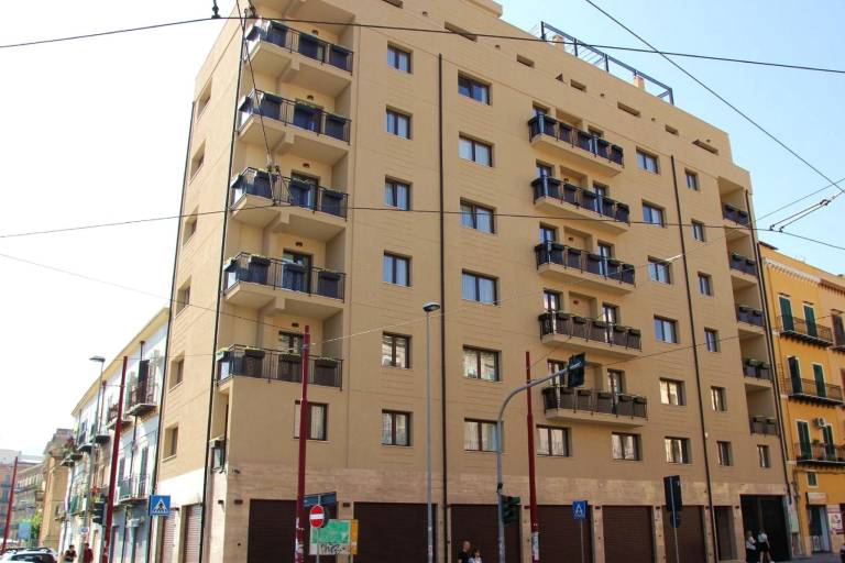 Charming serviced apartment with hot tub & patio | Next to Piazza Pretoria | Suitable for remote work | Pet-friendly in Palermo