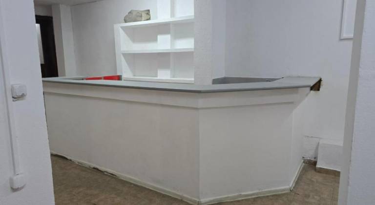 Empty Hall Space with Kitchen Bar & 2 Bathrooms - No Beds, No Bedrooms, No Hot Water, Not Suitable f — photo 5
