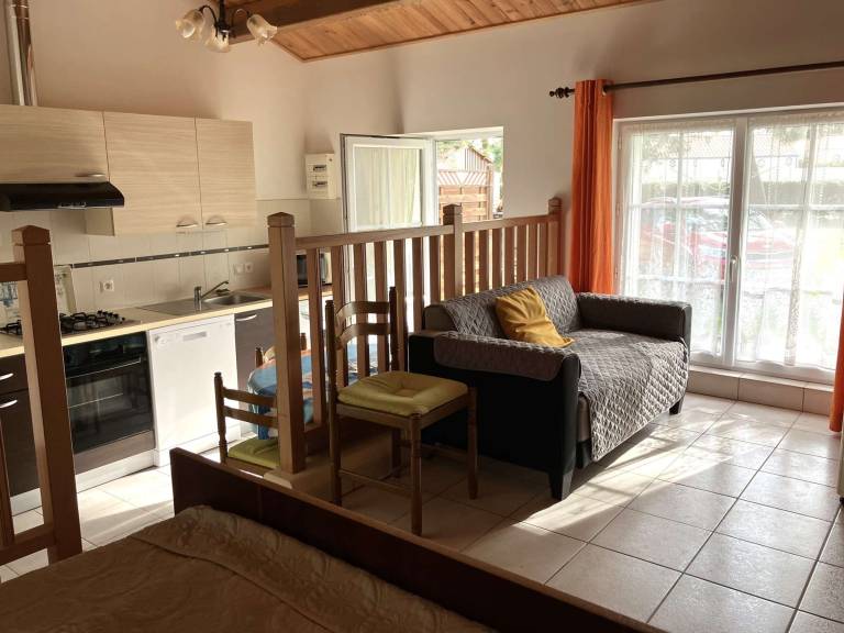 Cozy Studio with Terrace, Near City Center and Beach, Fully Equipped Kitchen, Private Parking — photo 2
