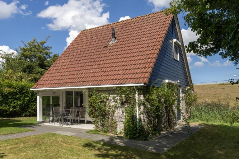 Ferienhaus mit Terrasse, Grill und Garten