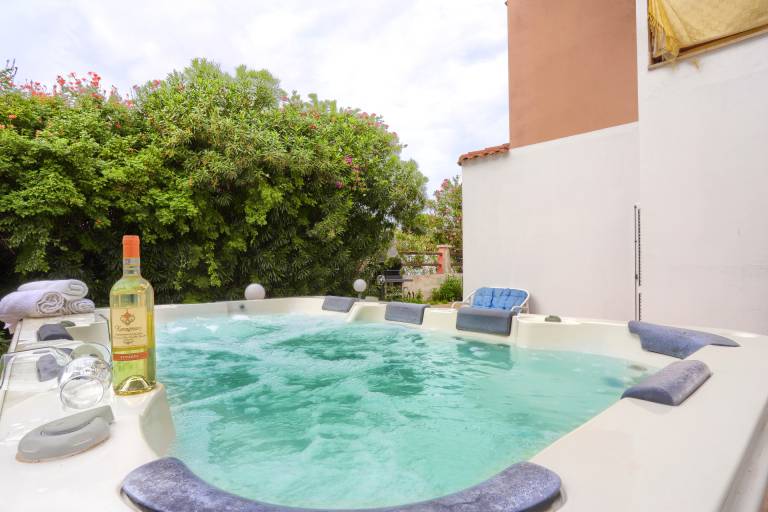 Isola Blu, Jacuzzi & Pool by DomusAway in Loiri Porto San Paolo