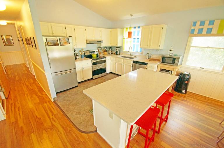 CH245- Waterfront- 3 BRs, Dock, Pool Table, Piano, Comm Pool, Dog Friendly! — photo 4