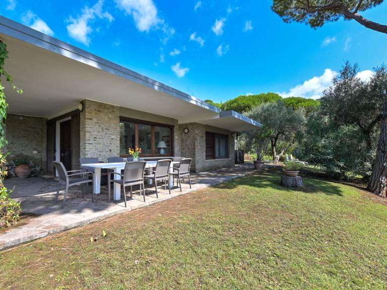 House with garden & patio — photo 2