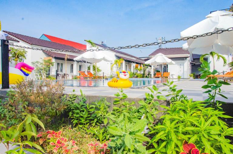 Family-friendly serviced apartment with yard, terrace & pool | Suitable for remote work | Dogs allowed — photo 5