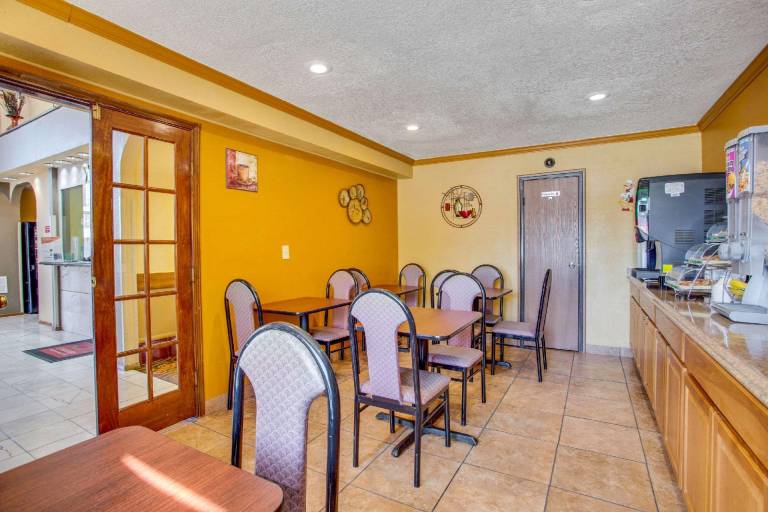 Econo Lodge Inn & Suites Albuquerque East I-40 Eubank Exit — photo 4