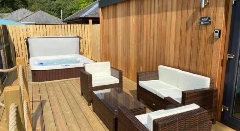 Lodge with terrace & jacuzzi — photo 5