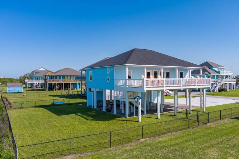 Vacation home with garden & barbeque | Beach view | Pets are welcome in Bolivar, TX