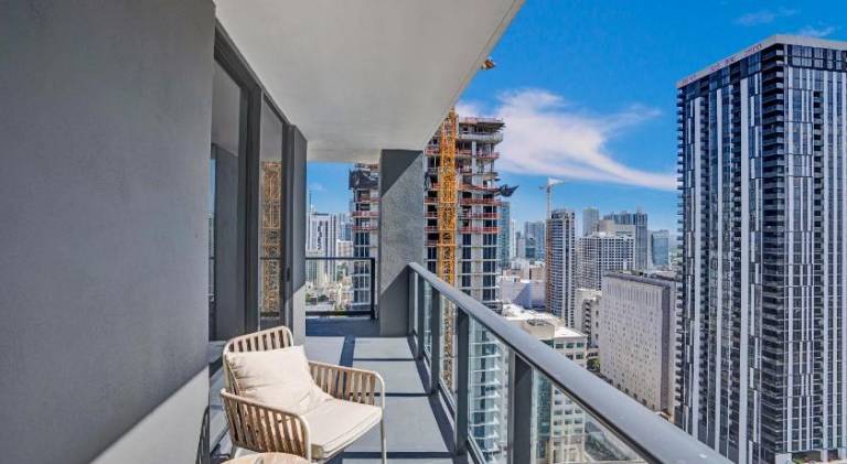 Rental apartment with pool | Next to Bayside Marketplace in Miami, FL