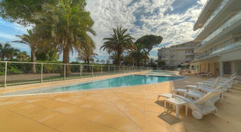 Apartment with pool & patio — photo 2